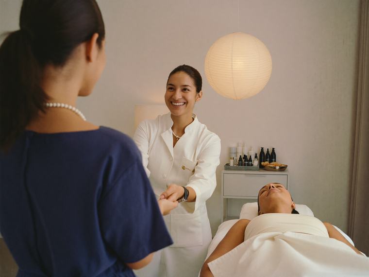 Esteticista recibiendo a un cliente en una clínica estética que agenda citas con Mallbrick