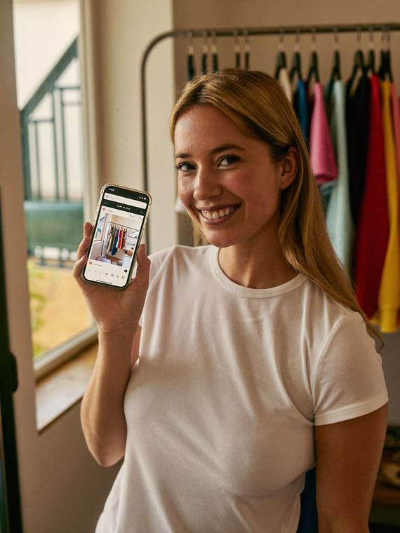 Dueña de boutique vendiendo ropa por catálogo con Mallbrick